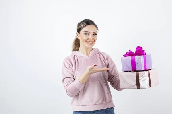Young Attractive Female Model Gift Boxes Posing Standing High Quality — Stock Photo, Image