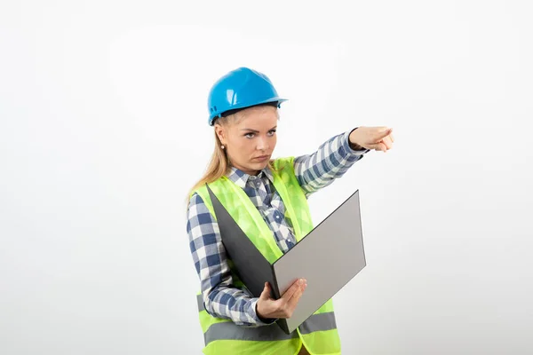 Portret Van Een Blonde Vrouwelijke Ingenieur Met Een Helm Met — Stockfoto