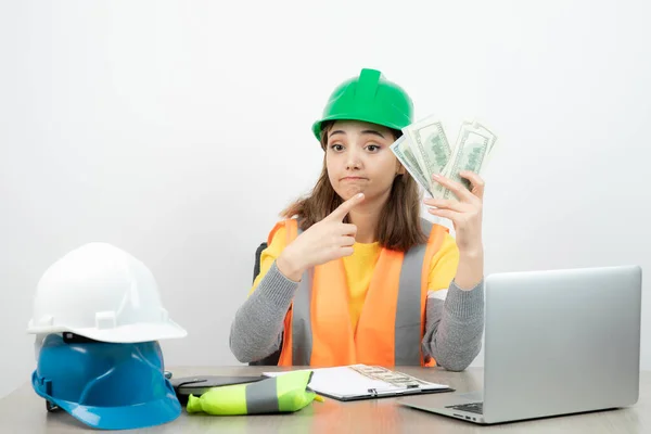 Arbeiterinnen Orangefarbener Weste Und Grünem Helm Sitzen Schreibtisch Hochwertiges Foto — Stockfoto