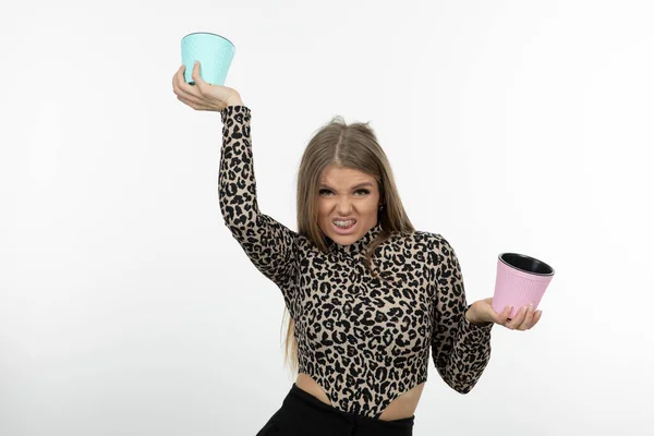 Retrato Jovem Segurando Vasos Coloridos Contra Parede Branca Foto Alta — Fotografia de Stock