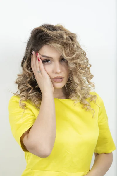 Bela Jovem Mulher Com Cabelo Encaracolado Posando Fundo Branco — Fotografia de Stock