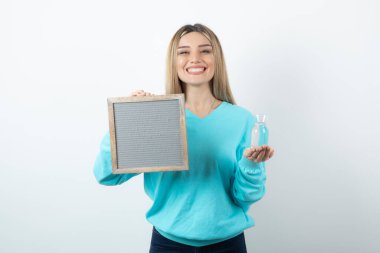 Güzel görünümlü bir kadının portresi. El kamerasında ve cam sürahisinde. Yüksek kalite fotoğraf