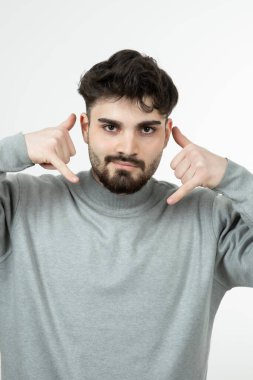 Gri kazaklı sakallı adamın imzalı portresi. Yüksek kalite fotoğraf