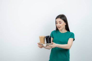 Genç, güzel, esmer kadın elinde renkli bardaklar tutuyor. Yüksek kalite fotoğraf