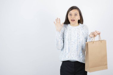 Kazaklı genç kızın portresi. Elinde alışveriş torbaları var.