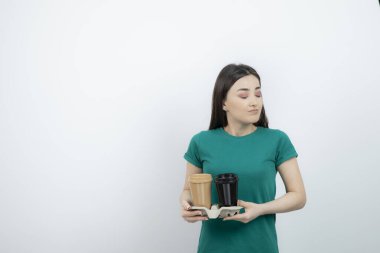 Genç, güzel, esmer kadın elinde renkli bardaklar tutuyor. Yüksek kalite fotoğraf