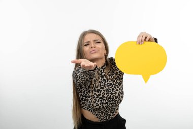 Sarı konuşma balonu tutan güzel bir kadın modelin portresi. Yüksek kalite fotoğraf