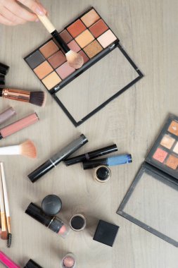 Makyaj malzemelerinin yanında göz farı kullanan bir kadın. Yüksek kalite fotoğraf