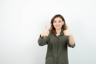 Sıradan giyinmiş, poz veren sevimli genç bir kadın. Yüksek kalite fotoğraf