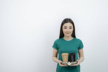 Genç, güzel, esmer kadın elinde renkli bardaklar tutuyor. Yüksek kalite fotoğraf