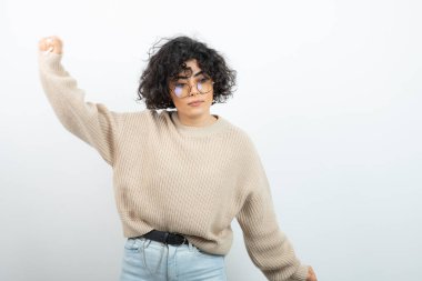 Gözlüklü güzel kıvırcık kadın resmi. Yüksek kalite fotoğraf