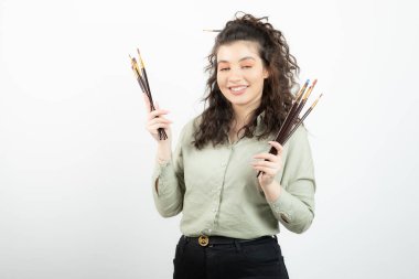 Elinde fırça tutan genç ve güzel bir ressamın resmi. Yüksek kalite fotoğraf