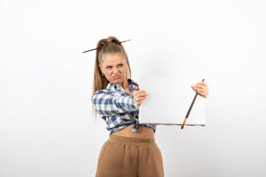 Elinde boş tuval ve fırça tutan kadın ressamın portresi. Yüksek kalite fotoğraf