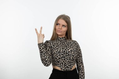 Leopar desenli güzel bir kadının portresi. Yüksek kalite fotoğraf