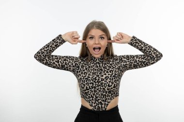 Leopar desenli, ayakta duran ve poz veren güzel bir kadının portresi. Yüksek kalite fotoğraf