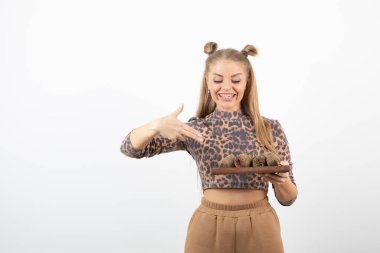 Leopar desenli sarışın kadın üstünde pancar kökü tabağıyla duruyor. Yüksek kalite fotoğraf