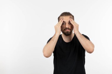 Sakallı adamın resmi, yüzü boyalı ve kameraya bakıyor. Yüksek kalite fotoğraf