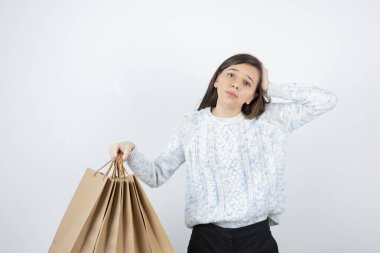 Kazaklı genç kızın portresi. Elinde alışveriş torbaları var.