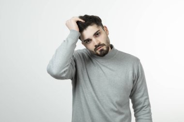 Gri kazaklı sakallı adamın portresi yorgun hissediyor. Yüksek kalite fotoğraf