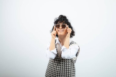 Kısa saçlı güzel esmer kadının güneş gözlüklü pozu. Yüksek kalite fotoğraf