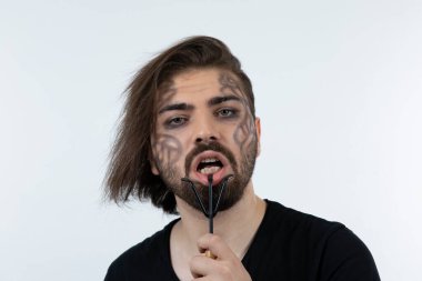 Sakallı adamın resmi, yüzü boyalı, elinde bahçe aleti var. Yüksek kalite fotoğraf