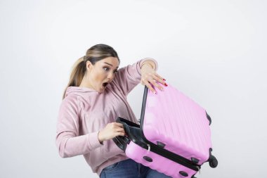 Karmaşık bir seyahat çantası taşıyan genç bir modelin fotoğrafı. Yüksek kalite fotoğraf