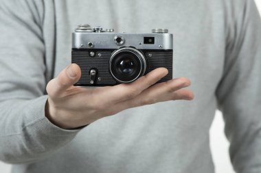 Erkek profesyonel fotoğrafçı elleri retro kamerayı tutuyor. Yüksek kalite fotoğraf