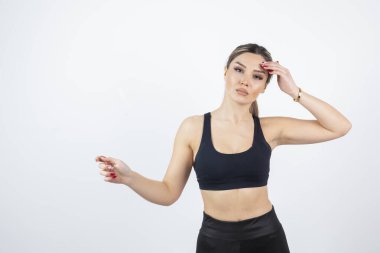 Spor giyimli genç ve çekici bir kadının saçıyla oynaması. Yüksek kalite fotoğraf