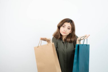 Alışveriş torbaları tutan kısa saçlı güzel bir kız resmi. Yüksek kalite fotoğraf