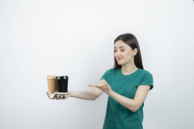 Genç, güzel, esmer kadın elinde renkli bardaklar tutuyor. Yüksek kalite fotoğraf