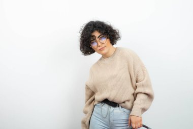 Gözlüklü güzel kıvırcık kadın resmi. Yüksek kalite fotoğraf