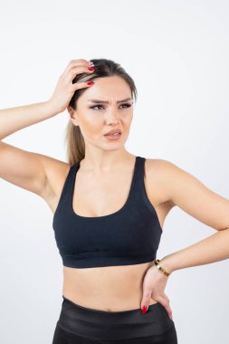 Siyah tarlada dikilmiş poz veren formda genç bir kadın resmi. Yüksek kalite fotoğraf