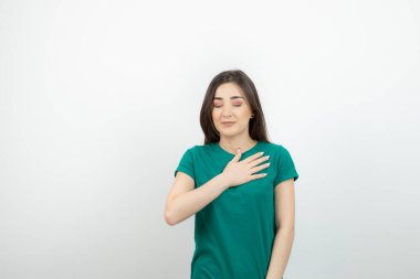 Genç ve güzel bir kadın modelin göğüs kafesinde el ele tutuşması. Yüksek kalite fotoğraf