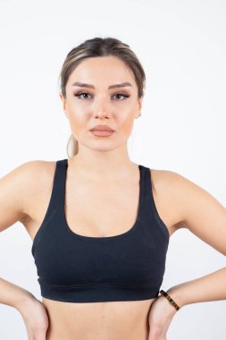 Spor giyimli genç ve çekici bir kadının beyazların başında durduğu bir çekim. Yüksek kalite fotoğraf