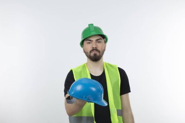 Mavi miğfer gösteren erkek sakallı mühendis. Yüksek kalite fotoğraf