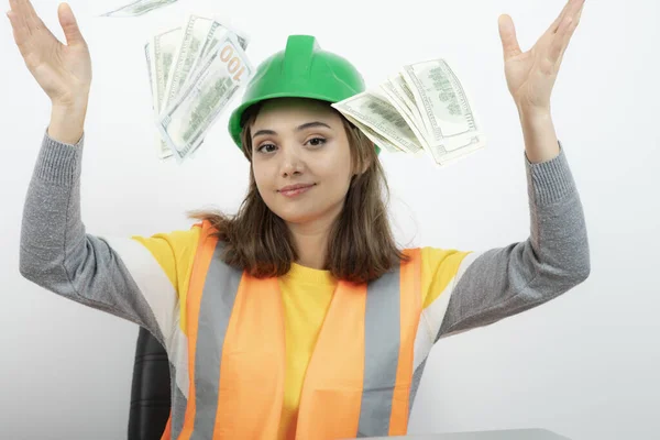 Mujer Trabajadora Chaleco Naranja Casco Verde Sentada Escritorio Foto Alta —  Fotos de Stock