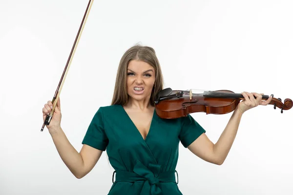 Jovem Músico Vestido Verde Tocando Violino Com Arco Foto Alta — Fotografia de Stock