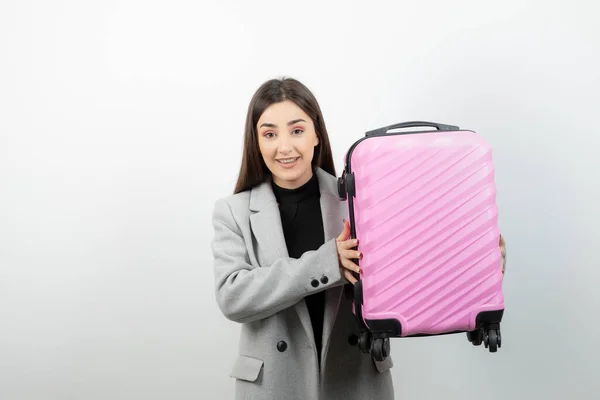 Retrato Una Mujer Joven Sosteniendo Una Bolsa Viaje Rosa Foto — Foto de Stock