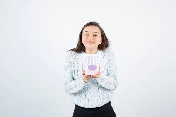 Lány Visel Pulóver Pózol Popcorn Tartály Fehér Háttér — Stock Fotó