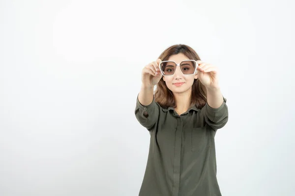 Retrato Jovem Adorável Segurando Óculos Sobre Branco Foto Alta Qualidade — Fotografia de Stock