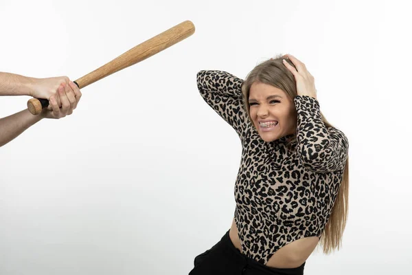 Beyzbol Topuyla Genç Bir Kıza Vurmaya Çalışan Biri Yüksek Kalite — Stok fotoğraf
