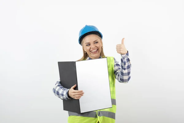 Ingenieurin Hardhat Mit Projektbuch Das Daumen Nach Oben Zeigt Hochwertiges — Stockfoto