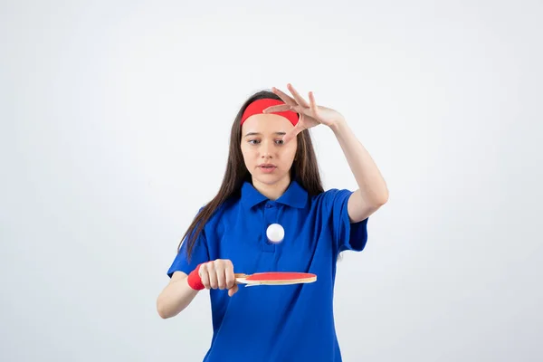 Niña Camiseta Azul Pulsera Roja Diadema Posando Con Raqueta Tenis —  Fotos de Stock