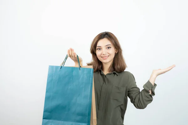 美丽的短发女孩站在购物袋的形象 高质量的照片 — 图库照片