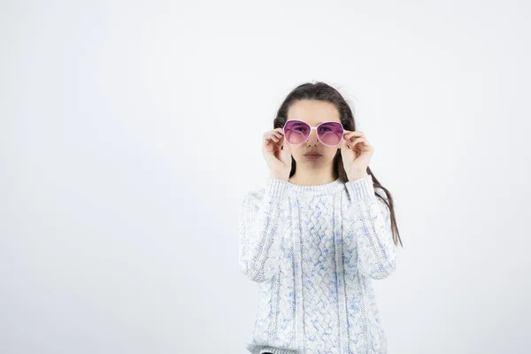 Ragazza Che Indossa Maglione Posa Con Occhiali Sole Sfondo Bianco — Foto Stock