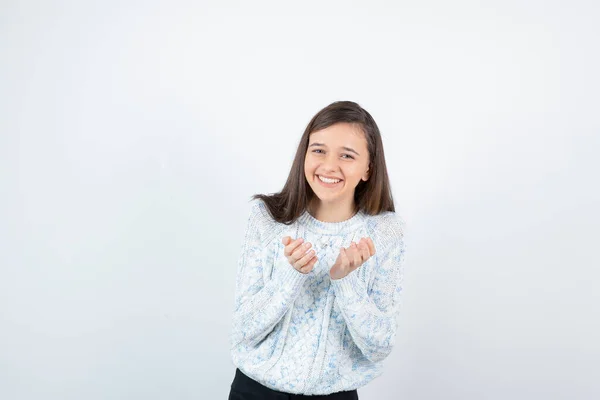 Meisje Dragen Trui Poseren Witte Achtergrond — Stockfoto