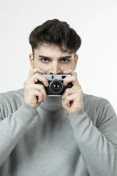 Retrato Fotógrafo Profissional Segurando Câmera Nas Mãos Foto Alta Qualidade — Fotografia de Stock