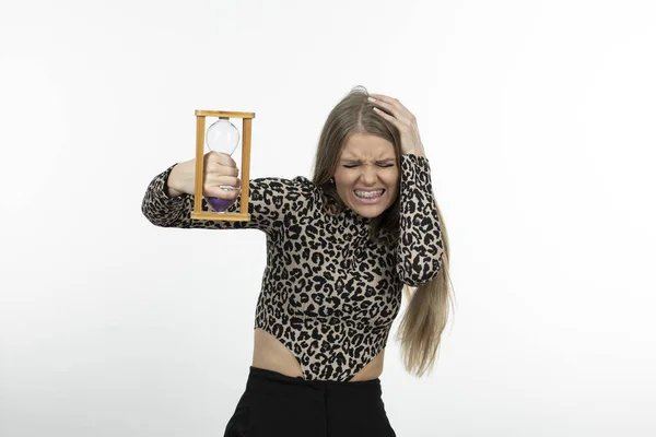 Schöne Junge Frau Mit Sandglas Und Kopfschmerzen Hochwertiges Foto — Stockfoto