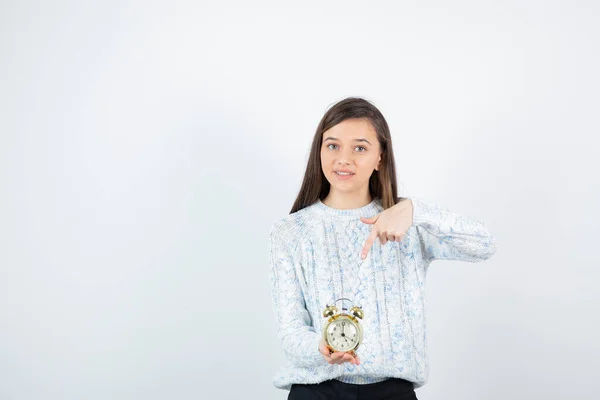 Meisje Dragen Trui Poseren Met Wekker Witte Achtergrond — Stockfoto