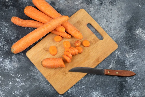 Whole Sliced Fresh Sweet Carrots Knife Placed Marble Background High — Stock Photo, Image